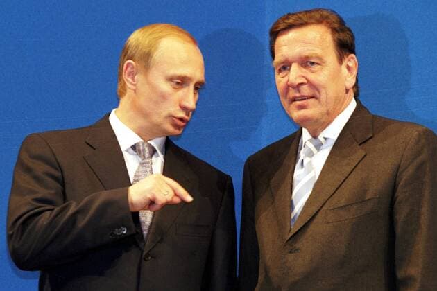Archivmaterial Berlin 15.Juni 2000 Deutsch-Russische Regierungskonsultationen. Ministerpräsident Wladimir Putin und Bundeskanzler Gerhard Schröder (SPD) Foto Copyright : bonn-sequenz , Alter Schulweg 1 , D-53809-Reiferscheid - Jegliche Verwendung nur gegen Honorar und Beleg. Urheber Agenturvermerk - (c) bonn-sequenz - wird gemäss Paragraph 13 UrhG ausdrücklich verlangt. Es gelten ausschliesslich unsere AGB s. Wladimir Putin und Gerhard Schröder