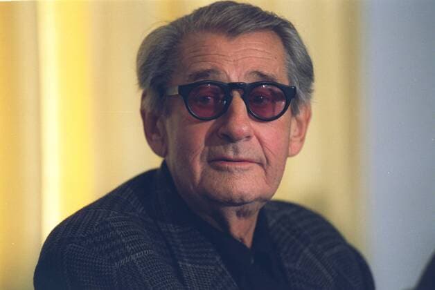 Helmut Newton (Fotograf) 10 03 urb Mann geboren 31.10.1920 in Berlin Fotografie Mode-Fotograf Modefotograf Modefotografie erotische zeitgenössische Erotik Kunst grauhaarig kurzhaarig Brille getönt getönte leger Jackett Hemd Portrait quer lächelnd Pressekonferenz PK am 22.10.2003 bei der Stiftung Preußischer Kulturbesitz in Berlin