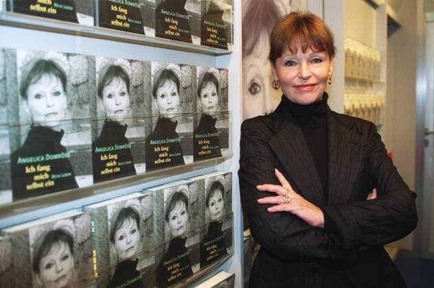 Angelica Domröse (Schauspielerin) 10 03 pp Frau TV Fernsehen Film Theater Schauspielerin Schauspiel Literatur Autorin Autobiografie Memoiren Buch Ich fang mich selbst ein. Mein Leben dunkelhaarig langhaarig Hochsteckfrisur Schmuck Ohrringe seriös Blazer Rollkragen Rollkragenpullover Rolli halb quer stehend Arme verschränkt lächelnd Stand Messestand Bücher Regal angelehnt Fototermin Frankfurter Buchmesse 2003 am 10.10.2003 in Frankfurt (Main)