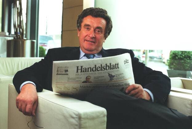 Michael Grabner (Medien-Manager) 04 03 urb Mann Medien Journalismus Zeitung Manager Management stellvertretender Vorsitzender Vorsitz der Geschäftsführung Verlagsgruppe Verlag Georg von Holtzbrinck GmbH dunkelhaarig kurzhaarig seriös Anzug Jackett Hemd Krawatte Brille in der Hand halb quer sitzend Sessel angelehnt lächelnd Handelsblatt haltend lesend Fototermin 4. Handelsblatt-Jahrestagung (Teil I) am 08.04.2003 in Berlin