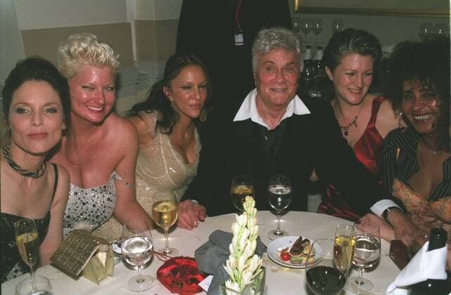 Tony Curtis (Mi.) mit Tochter Kelly (li.), Ehefrau Jill und seinen Töchtern Allegra und Alexandra (2.v.re.) 02 04 urb Mann Familie Schauspiel Schauspieler Film Amerika Hollywood USA grauhaarig kurzhaarig seriös festlich Anzug sitzend halb quer lächelnd Saal Feier Preisträger Ehrenpreis Allegra Curtis Alexandra Sargent Kelly Curtis Fototermin Verleihung 39. Goldene Kamera am 04.02.2004 im Konzerthaus am Gendarmenmarkt in Berlin