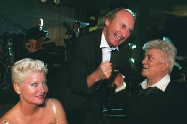 Tony Curtis (re.) mit Ehefrau Jill und Otto Waalkes (Mi.) 02 04 urb Mann Schauspiel Schauspieler Film Amerika Hollywood USA Komik Komiker grauhaarig kurzhaarig seriös festlich Anzug sitzend halb quer lächelnd Saal Feier Preisträger Ehrenpreis Grimasse Gestik gestikulierend Fototermin Verleihung 39. Goldene Kamera am 04.02.2004 im Konzerthaus am Gendarmenmarkt in Berlin