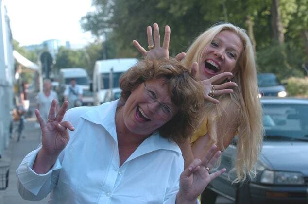 Anne Holt (li.) und Liza Marklund 08 04 her Frau Frauen Schwedin Schweden Norwegerin Norwegen Journalismus Journalistin Juristin Rechtsanwältin Autorin Autorinnen Schriftstellerin Schriftstellerinnen Skandinavien Literatur Krimiautorin Krimiautorinnen Krimis Kiminalliteratur blond langhaarig dunkelhaarig kurzhaarig Brille Schmuck Kette Ringe seriös Kleid Sommerkleid gelb gelbes Bluse weiß weiße halb quer lächelnd stehend draußen Gestik gestikulierend herumalbernd Fototermin am 10.08.2004 in Hamburg