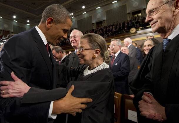 IMAGO ICONS: Ruth Bader Ginsburg Berühmte Feministinnen, Ruth Bader Ginsburg President Barack Obama greets US Supreme Court Justice Ruth Bader Ginsburg prior to his State of the Union address in front of a joint session of Congress on January 24, 2012 at the US Capitol in Washington, DC.  WAX20120124244