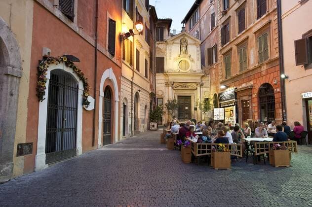 IMAGO Creative, Jahreszeit Sommer, Sommer in der Stadt Kleiner Platz beim Campo de Fiori, Rom, Italien, Europa iblvic02142808