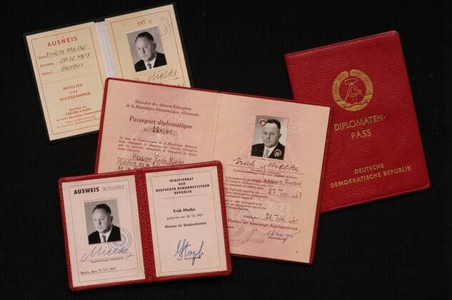 Feature: Ausweisdokumente von Erich Mielke 08 04 thg DDR Deutsche Demokratische Republik Stasi Staatssicherheit Minister MfS Berlin Ministerium Dokument Dokumente Ausweise Ausweis Passfoto Foto Passbild Pass Diplomat Reisepass Diplomatenpass Volkskammerausweis Ministerratsausweis Volkskammer Ministerrat Mitglied privat Privatbesitz wurde vom Bielefelder Internet-Auktionator Alexander Boller im Kundenauftrag zusammen mit anderen Mielke-Dokumenten, Orden u.ä. am 22. August 2004 bei ebay für 13100 Euro versteigert quer