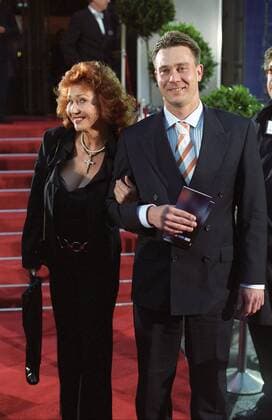 Regina Thoss mit ihrem Sohn Bert (Sängerin) 09 04 urb Frau Musik Gesang Schlager Sängerin Schmuck Kette Kreuz festlich Abendkleid Kleid stehend halb hoch lächelnd posierend Die Goldene Henne 2004 am 22.09.2004 in Berlin