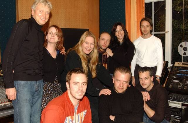Juliane Werding (Mitte, Schlagersängerin) 01 05 wow Frau Musik Gesang Sängerin Pop Schlager Medizin Heilpraxis blond langhaarig leger Studio Tonstudio ganz quer lächelnd sitzend Menschen Mann