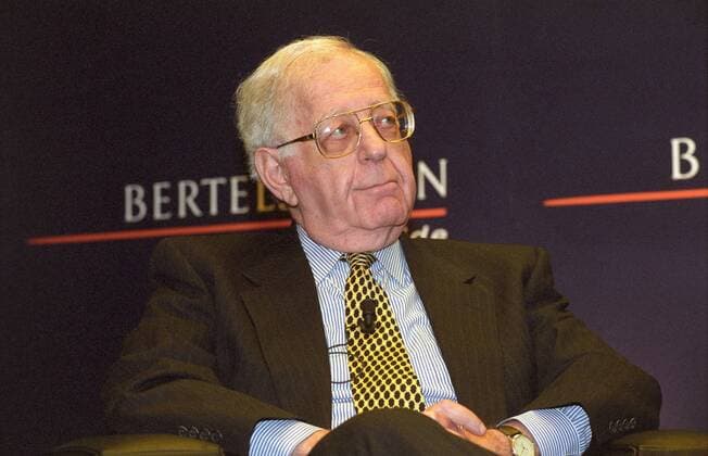 Prof. Dr. Shlomo Avineri (Politikwissenschaftler) 02 05 thg Mann Professor Politik Wissenschaft Politikwissenschaft Naher Nahe Osten Nahost Experte Hebräische Uni Universität Jerusalem Brille seriös Jackett Hemd Krawatte Podium Bühne halb quer sitzend lächelnd zur Seite schauend Logo Halbprofil Bertelsmann-Forum am 20.02.2005 in Gütersloh