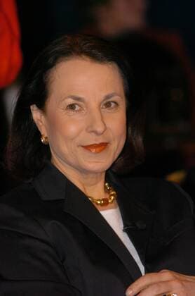 Francoise Wilhelmi de Toledo (Ärztin) 02 05 her Frau Medizin Ärztin dunkelhaarig langhaarig seriös Schmuck Ohrringe Kette Gast Show Talkshow Talk Studio Fernsehstudio Portrait hoch lächelnd H. & T. am 18.02.2005 in Hamburg