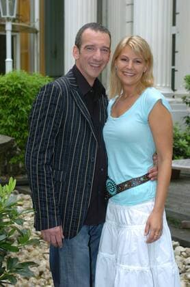Sophie Schütt und Heio von Stetten (Schauspieler) 07 05 her Frau Schauspiel Schauspielerin TV Fernsehen Film blond langhaarig leger T-Shirt hoch halb Rock Sommerrock Gürtel stehend Schmuck Ohrringe Mann Sakko Jeans Hemd kurzhaarig dunkelhaarig Arm in umarmend lächelnd draußen Außenaufnahme Fototermin Pressetermin zur TV-Produktion Ein Luftikus zum Verlieben (ARD) am 28.07.2005 in Hamburg