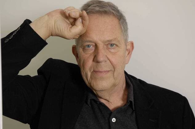 Robert Gernhardt (Autor) 12 05 thg Exklusiv: Fototermin mit Robert Gernhardt anlässlich einer Lesung am 1. Dezember 2005 in der Stadtbibliothek Bielefeld Mann Schriftsteller Werke Buch Lyriker Essayist Zeichner Maler Redakteur Journalist Karikaturist Humorkritiker Neue Frankfurter Schule Titanic Dichter Druckfrisch ARD Estland deutsch Deutschland Deutscher Lützel Jeman Norbert Gamsbart Pseudonym kurzhaarig grauhaarig T-Shirt Sakko quer Querformat Portrait