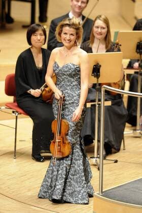 Anne Sophie MUTTER, Violinistin, Deutschland, Radio-Sinfonieorchester des SWR hier beim Applaus nach einem Konzert in der Philharmonie in Essen am 26.01.2012,