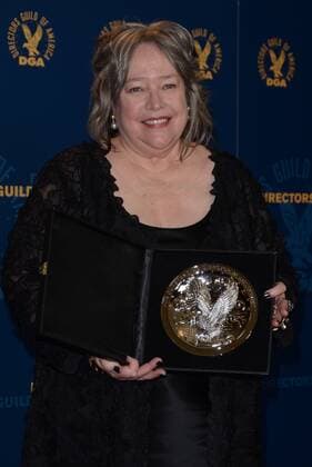 Kathy Bates 64TH ANNUAL DIRECTORS GUILD OF AMERICA AWARDS PRESSROOM AT HOLLYWOOD AND HIGHLAND Hollywood  TonyaWise PicturePerfect o0 Trophäe Objekte Ehrung Preisträger