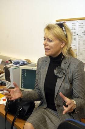 Eva Herman (TV-Moderatorin, Autorin) 11 06 thg Eva Herman am 14. November 2006 am Rande einer Lesung in der Buchhandlung Boulevard in Bielefeld Deutschland deutsch Deutsche Moderation TV Fernsehen tagesschau Literatur Schriftstellerin Eva-Prinzip Buch blond langhaarig Sonnenbrille Accessoire Diesel Kostüm Rock Rolli Rollkragenpullover Pullover Pulli Blazer elegant Hochformat hoch halb sitzend lächelnd Lächeln sprechend gestikulierend gestikulieren Gestik