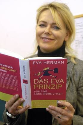 Eva Herman (TV-Moderatorin, Autorin) 11 06 thg Eva Herman am 14. November 2006 am Rande einer Lesung in der Buchhandlung Boulevard in Bielefeld Deutschland deutsch Deutsche Moderatin TV Fernsehen tagesschau Literatur Schriftstellerin Eva-Prinzip Buch blond langhaarig Sonnenbrille Accessoire Diesel Kostüm Rolli Rollkragenpullover Pullover Pulli Blazer elegant Hochformat hoch Portrait halb sitzend lächelnd Lächeln Buch aufgeschlagen haltend