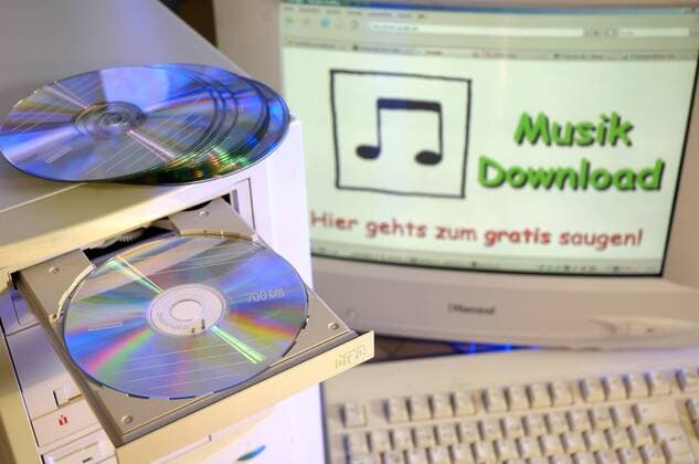 Feature Symbol: Musik, CDs, Kopieren, Brennen, Tausch- Börsen im Internet 05 07 thg Musik Unterhaltungsmusik Pop Rock Interpret Brennen Selberbrennen PC Computer Tower Brenner Brenn-Programm Brennprogramm Programme Kopieren Kopien Raubkopien Raubkopie illegal illegale strafbar Internetzugang Internet-Zugang Tauschbörse Tauschbörsen tauschen Tausch Napster runterladen Download downloaden Musikindustrie Urheberrecht torrent torrents emule Raubkopierer Raubkopieren gebrannt CD-R Kopie Rohlinge PC Computer Monitor Tastatur CD-Hülle CD-Rom CD-Rohling CD-Laufwerk Laufwerk Lade Schublade quer