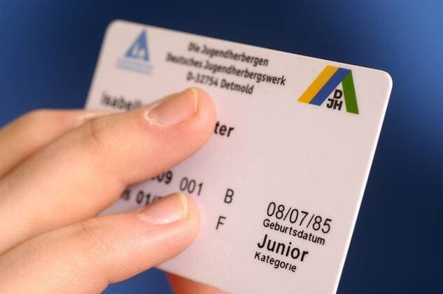 Feature Symbol: Kundenkarten, Karten, DJH 02 08 thg Kundenkarte Karte Rabattkarte Rabatt Rabatte Reservierung Reservierungen Mitglied Mitgliedschaft Mitgliedsausweis Mitgliedskarte Herbergsausweis Ausweis DJH Jugendherberge Deutschland deutsch Deutsches Jugendherbergswerk Weltweit Reisen Jugendreisen Unterkunft Vergünstigung günstig billig 100 Jubiläum Kunden Kunde Unternehmen Information Geburtsdatum Kategorie Junior Hand Finger haltend Nahaufnahme Detail cards account card membership quer