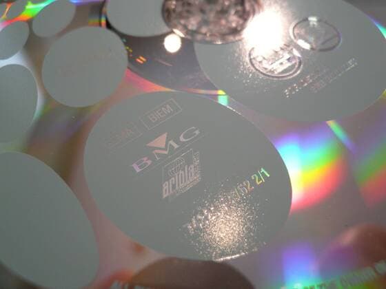 Feature Symbol: CD von BMG 08 08 pp Musik Unterhaltungsmusik Pop Rock Musikindustrie Urheberrecht Deutschland Kopierschutz kopieren deutsches Unternehmen Bertelsmann Music Group Ariola Logo Zeichen The Dome Medienunternehmen Music Entertainment Kuschelrock CD Tonträger quer