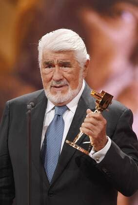 Schauspieler Mario ADORF erhält die Goldene Kamera in der Kategorie Lebenswerk national, 47. Verleihung der Goldenen Kamera, der Film-und Fernsehpreis der Zeitschrift HÖRZU im Berliner Verlagshaus der Axel Springer AG in Berlin am 04.02.2012. Poolfoto