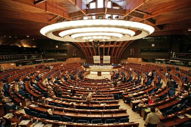 Blick in den Plenarsaal des Europarats in Strassburg ( Strasbourg), Elsass, Frankreich, am Dienstag, 17. Okt. 2006. Europa, Europarat, Europäische Institutionen, Sitzungssaal, Europäisches Recht, Grundrechte, Menschenrechte, Politik, Internationale Zusammenarbeit. ( PLENARSAAL2