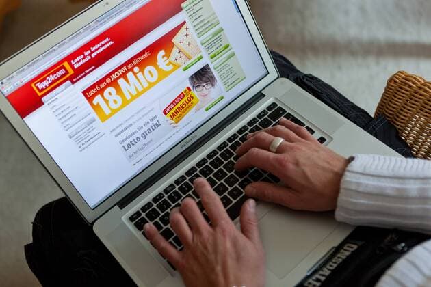 Lotto spielen im Internet, Hinweis auf einen Lotto-Jackpot auf der Homepage des Anbieters Tipp24 Services Ltd. mit Sitz in England