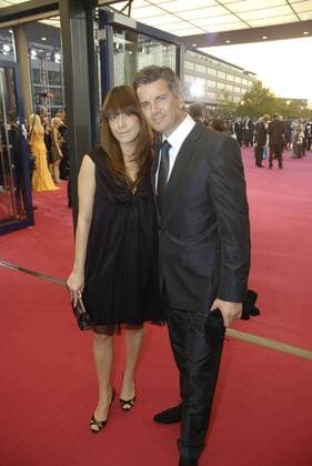 Markus Lanz mit Angela Gessmann 10 08 thg Markus Lanz mit Angela Gessmann am 11. Oktober 2008 bei Der Deutsche Fernsehpreis am Coloneum in Köln Preis Preisverleihung Gala Roter Teppich Festveranstaltung Medienpreis rot Deutschland deutsch Deutscher Mann Moderator Moderation Journalismus Journalist Freundin Lebensgefährtin Frau Fernsehen TV german host presenter festlich elegant Kleid Anzug seriös hoch ganz stehend lächelnd