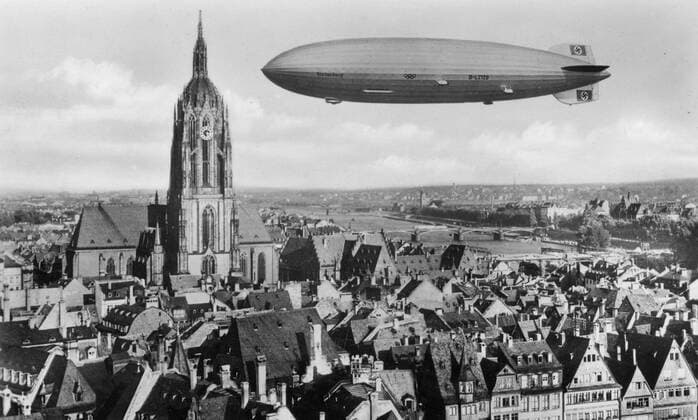Luftschiff Hindenburg über Frankfurt Main06 10 teuZeppelin LZ 129 Hindenburg 1936 über Frankfurt am MainDeutschland deutsch historisch historisches Zeppeline Luftfahrt Luftschifffahrt Nazizeit Hakenkreuz Drittes Reich olympische Ringe Olympia Nationalsozialismus Olympia Olympiade Stadt Luftaufnahme germany historical picture airshipquer draußen fahrend schwebend fliegend sw