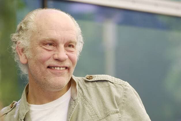 John Malkovich (Schauspieler) 06 10 thg John Malkovich am 4. Juni 2010 am Rande einer Pressekonferenz am Ruhrfestspielhaus in Recklinghausen Amerikaner amerikanischer Mann Kino Film USA Amerika Schauspiel Theater Ruhrfestspiele Ruhr Festspielhaus grauhaarig Glatze Halbglatze Bart bärtig Dreitagebart unrasiert leger us american actor quer Portrait lächelnd draußen