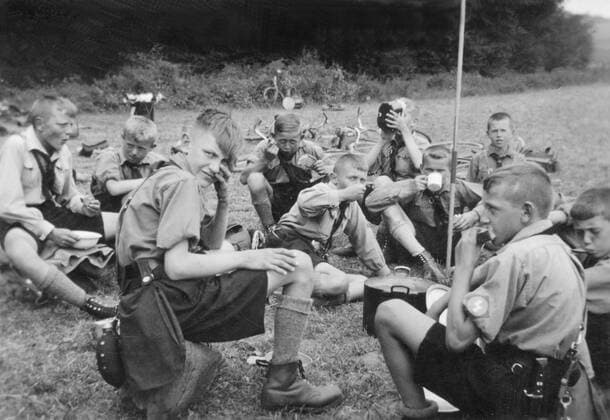 Feature Symbol: HJ-Lager 11 10 teu Ein Picknick der Hitlerjugend ca. 1930er Jahre Deutschland deutsch historisch historisches historische historischer Jungvolk Pimpf Pimpfe Zeltlager Fahrt Freizeitlager Brotzeit picknicken picknickend Jungs Jungen Kinder Jugendliche Jungvolkjungen Jugendorganisation Nazizeit NSDAP Armbinde Armbinden germany quer draußen sw !AUFNAHMEDATUM GESCHÄTZT!