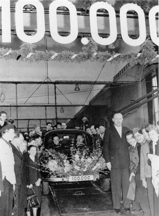 Feature Symbol: VW-Käfer 03 11 teu Am 4. März 1950 rollt der 100.000. Volkswagen aus dem Werk in Wolfsburg Beetle Volkswagen Auto Automobil Fahrzeug Wagen Kraftwagen PKW Produktion Wirtschaft Konzern Unternehmen Hersteller Automarke Deutschland Jubiläum german car historisch hoch sw