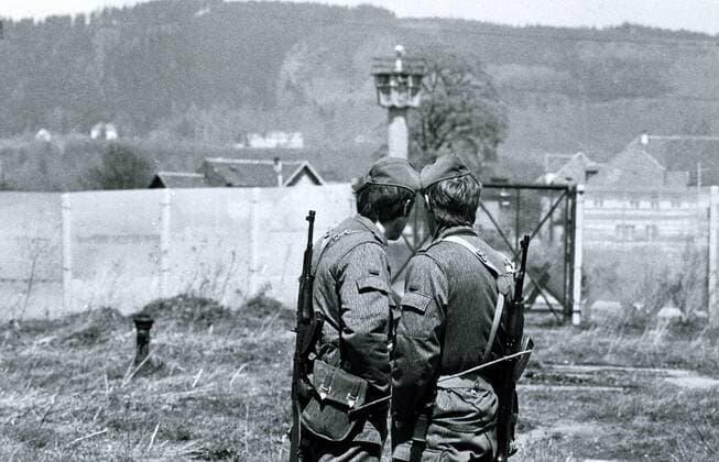 Archivmaterial: Mai 1982 , Grenzsicherungsanlage der DDR bei Neustadt Bayern, bewaffnete DDR Grenzsoldaten stehen am tatsächlichen Grenzverlauf weit vor den Sperranlagen. Foto Copyright : bonn-sequenz , Alter Schulweg 1 , D-53809-Reiferscheid - Jegliche Verwendung nur gegen Honorar und Beleg. Urheber Agenturvermerk - (c) bonn-sequenz - wird gemäß Paragraph 13 UrhG ausdrücklich verlangt. Es gelten ausschliesslich unsere AGB s. Grenze zwischen BRD und DDR bei Coburg