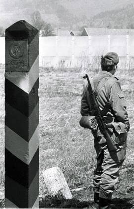 Archivmaterial: Mai 1982 , Grenzsicherungsanlage der DDR bei Neustadt Bayern, bewaffnete DDR Grenzsoldaten stehen am tatsächlichen Grenzverlauf weit vor den Sperranlagen. DDR Grenzpfahl im Vordergrund. Foto Copyright : bonn-sequenz , Alter Schulweg 1 , D-53809-Reiferscheid - Jegliche Verwendung nur gegen Honorar und Beleg. Urheber Agenturvermerk - (c) bonn-sequenz - wird gemäß Paragraph 13 UrhG ausdrücklich verlangt. Es gelten ausschliesslich unsere AGB s. Grenze zwischen BRD und DDR bei Coburg