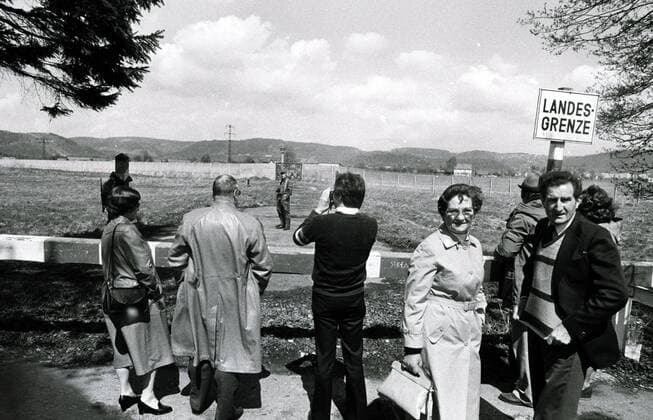 Archivmaterial: Mai 1982 , Grenzsicherungsanlage der DDR bei Neustadt Bayern, Westdeutsche Touristen beobachten und fotografieren bewaffnete DDR Grenzsoldaten .Diese stehen am tatsächlichen Grenzverlauf weit vor den Sperranlagen. Foto Copyright : bonn-sequenz , Alter Schulweg 1 , D-53809-Reiferscheid - Jegliche Verwendung nur gegen Honorar und Beleg. Urheber Agenturvermerk - (c) bonn-sequenz - wird gemäß Paragraph 13 UrhG ausdrücklich verlangt. Es gelten ausschliesslich unsere AGB s. Grenze zwischen BRD und DDR bei Coburg