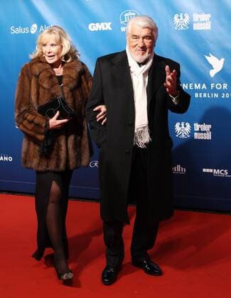 Montag 13.02.2012, in Berlin, CINEMA FOR PEACE Gala, Mario Adorf mit seiner Frau Monique auf dem roten Teppich DeFodi033