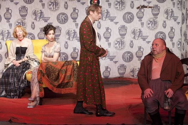 v.li.: Ilse Ritter, Kathrin Angerer, Sylvester Groth, Hendrik Arnst in Die Marquise von O... nach Heinrich von Kleist, Regie: Frank Castorf, Bühne und Kostüme: Bert Neumann, Licht: Torsten König, Dramaturgie: Sebastian Kaiser, Premiere am 17. Februar 2012, Volksbühne am Rosa-Luxemburg-Platz, Kultur, Feuilleton, Theater, Personen, Schauspieler, Bühne, Aufführung, Europa, Deutschland, Berlin,