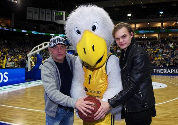 Basketball Berlin 18.02.2012 1. Bundesliga BBL Saison 2011 2012 Alba Berlin - Artland Dragons Quakenbrück VIP Gäste Uwe Ochsenknecht (Schauspieler) Albatros Maskottchen Jimi Blue Ochsenknecht (Schauspieler) re.