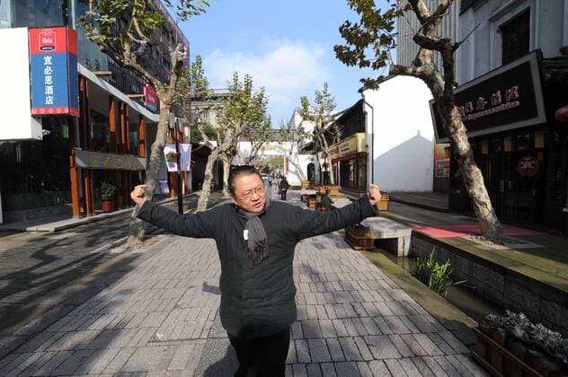 Architektur von Wang Shu (120229) -- BEIJING, Feb. 29, 2012 (Xinhua) -- Wang Shu introduces his designing theories at the Southern Song Imperial Street, which reserves the characteristics of the Southern Song Dynasty (1127-1279), in Hangzhou, capital of east China s Zhejiang Province, Dec. 9, 2011. Chinese architect Wang Shu has won the 2012 Pritzker Architecture Prize, according to a Monday announcement by Thomas J. Pritzker, chairman of the Hyatt Foundation, which sponsors the prize. The 49-year-old Wang was the first architect from the Chinese mainland to win the prize, joining Leoh Ming Pei, a famous Chinese-American architect who won the prize in 1983. The question of the proper relation of present to past is particularly timely, for the recent process of urbanization in China invites debate as to whether architecture should be anchored in tradition or should look only towards the future, said Lor 