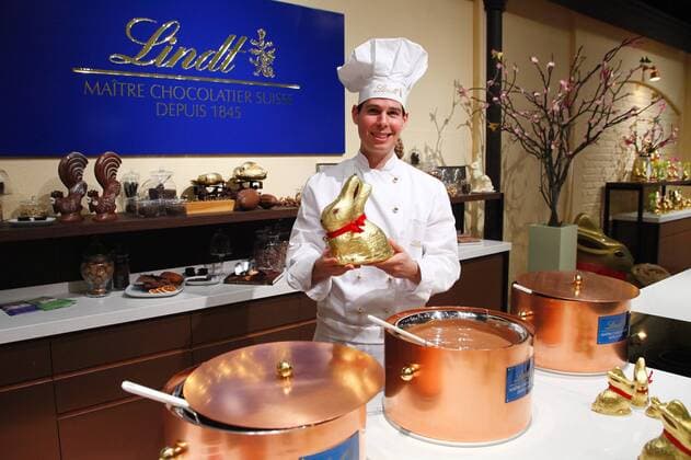 01.03.2012 Kilchberg Zürich Medientermin Lindt Maitre Chocolatier Suisse Im Bild : Mitarbeiter posiert mit einem Goldhasen in der Hand 
