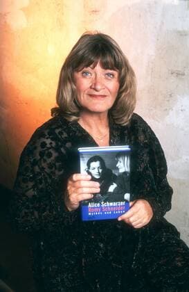 Alice Schwarzer (Autorin, Journalistin) 09 98 her Frau TV Fernsehen Journalismus Autor Gesellschaft Feminismus Schriftstellerei Buch Publizistik leger Schmuck Kette halb hoch lächelnd sitzend