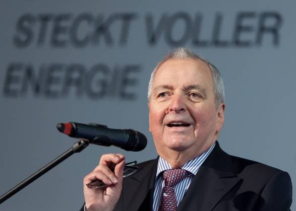 Oldenburg, Niedersachsen, DEU, 01.03.2012, Der ehemalige Bundesumweltminister Klaus Töpfer (CDU) gestikuliert während der Eröffnung eines Solarparks in Oldenburg. Klaus Töpfer