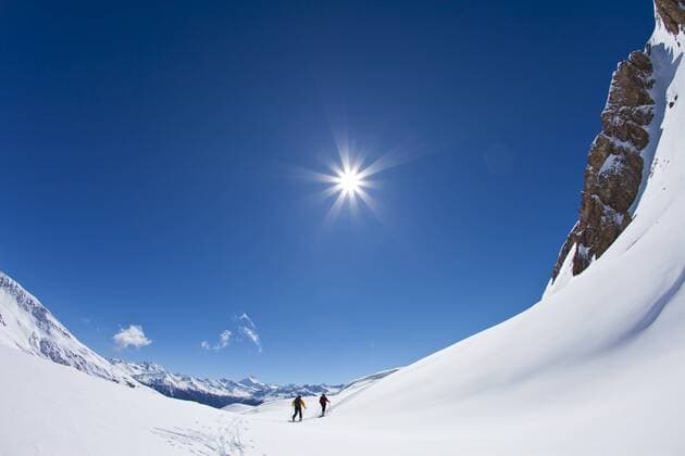 Zwei Bergsteiger im Aufstieg mit Ski, Skitour auf das Torrenthorn, Leukerbad, Wallis, Schweiz, Europa ibliku02152591