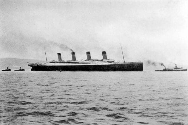 Am 15. April 2012 jährt sich zum 100. Mal der Untergang der Titanic - Die Titanic war ein Passagierschiff der britischen Reederei White Star Line. Sie wurde in Belfast auf der Werft von Harland & Wolff gebaut und war bei der Indienststellung am 2. April 1912 das größte Schiff der Welt. Auf ihrer Jungfernfahrt kollidierte die Titanic am 14. April 1912 gegen 23:40 Uhr etwa 300 Seemeilen südöstlich von Neufundland mit einem Eisberg und sank zwei Stunden und 40 Minuten nach dem Zusammenstoß im Nordatlantik. Obwohl für die Evakuierung mehr als zwei Stunden Zeit zur Verfügung standen, starben zwischen 1490 und 1517 der über 2200 an Bord befindlichen Personen âÄ hauptsächlich wegen der unzureichenden Zahl an Rettungsbooten und der Unerfahrenheit der Besatzung im Umgang mit diesen. Die RMS Titanic verlässt Belfast