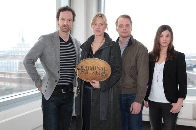 Jörg Hartmann als Petzer Faber, Anna Schudt als Martina Bönisch, Stefan Konarske als Daniel Kossik, Aylin Tezel als Nora Daly, v.li. Die Besetzung der vier Hauptrollen beim Tatort aus Dortmund: Jörg Hartmann spielt Hauptkommissar Peter Faber, Anna Schudt übernimmt die Rolle der Hauptkommissarin Martina Bönisch, und Aylin Tezel geht als Polizeioberkommissarin Nora Dalay auf Verbrecherjagd. Bei dem Pressetermin wird nun erstmals auch der vierte Mann vorgestellt. Er übernimmt die Rolle des Polizeioberkommissars Daniel Kossik. Damit ist das Team komplett.