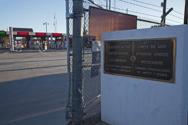  Die internationale Grenze zwischen Sonoyta, Mexiko, und Lukeville, Arizona, in den Vereinigten Staaten, US-amerikanische Grenzkontrolle hinten, Lukeville, Arizona, USA iblwes02171742