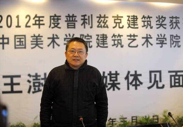 Architektur von Wang Shu (120308) -- HANGZHOU, March 8, 2012 (Xinhua) -- Chinese architect Wang Shu attends a press conference in Hangzhou, capital of east China s Zhejiang Province, March 8, 2012. Chinese architect Wang Shu has won the 2012 Pritzker Architecture Prize, according to an announcement on Feb. 27 this year by Thomas J. Pritzker, chairman of the Hyatt Foundation, which sponsors the prize. The 49-year-old Wang was the first architect from the Chinese mainland to win the prize. All of Wang s works were built in China, including the Library of Wenzheng College at Suzhou University and Five Scattered Houses in east China s Zhejiang province. Wang graduated from the Architecture Department at the Nanjing Institute of Technology. In 2000, he became the department chairman of the architecture art of the China Academy of Art. His works Decay of Dome in 2010 earned him a special honor awar 