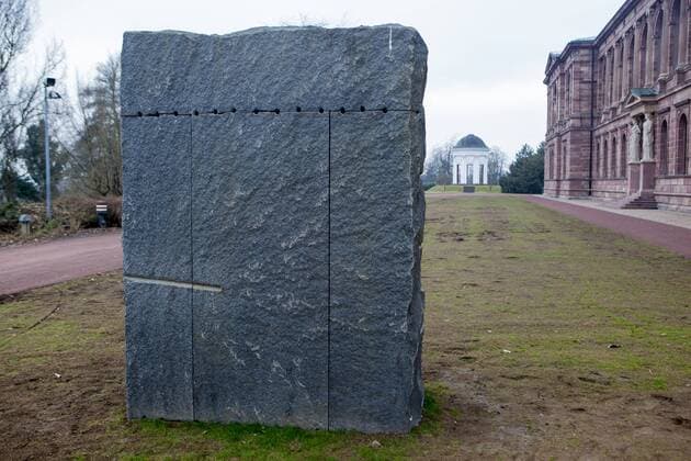 DEU, Deutschland, Kassel: Ulrich Rückriem, Granitblock, die Außenskulptur entstand zur documenta 7. Standort neben der neuen Galerie