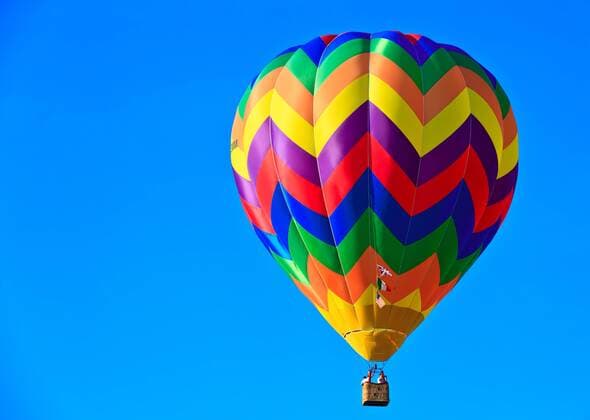 Heißluftballon in der Luft vor blauem Himmel, Ferrara Ballonfestival, Italien, Europa iblkip02169220