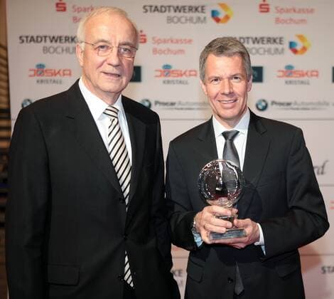 Der Moderator Peter Klöppel (r) und sein Laudator Fritz Pleitgen bei der Verleihung des Steiger Awards in der Bochumer Jahrhunderthalle, am 17. März 2012.