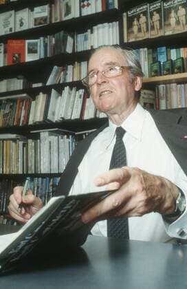 Prof. Karl Carstens 06 86 hör Mann Politik CDU halb hoch Brille seriös Sakko Krawatte Buch Stift schreibend Bücherregal sprechend
